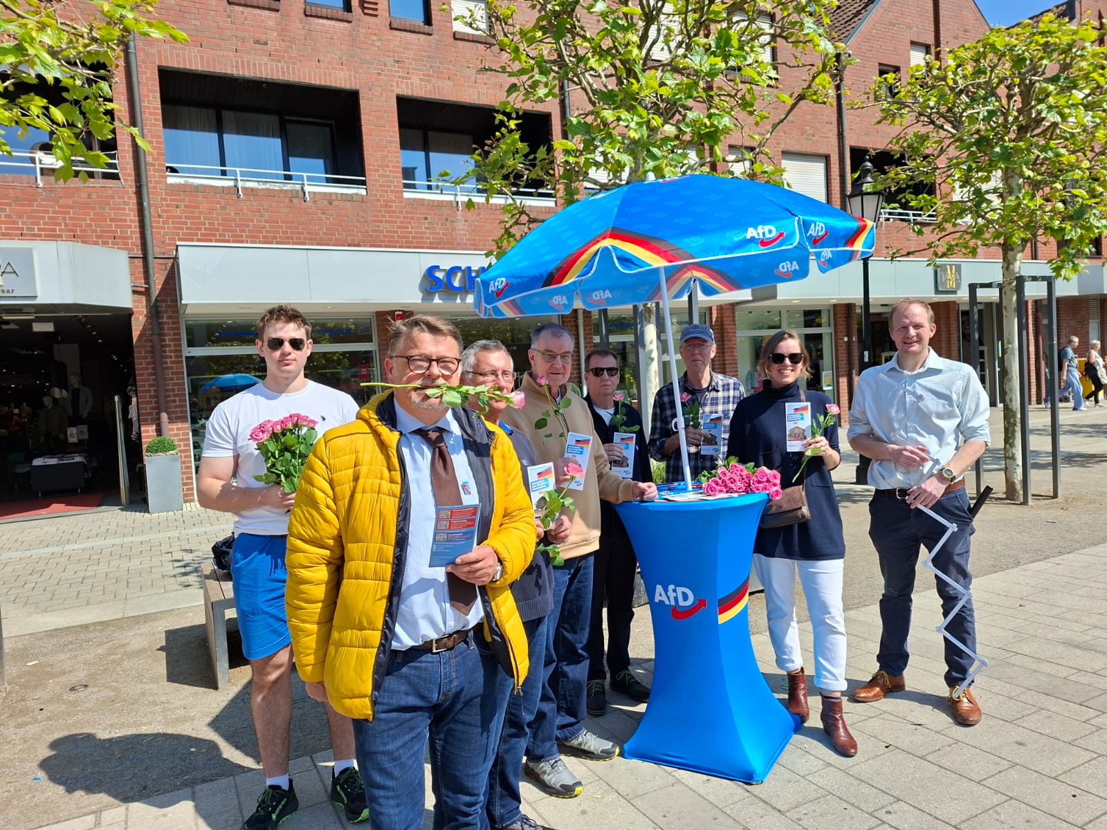 Team der AfD Coesfeld mit Rosen zum Muttertag auf dem Marktplatz in Lüdinghausen