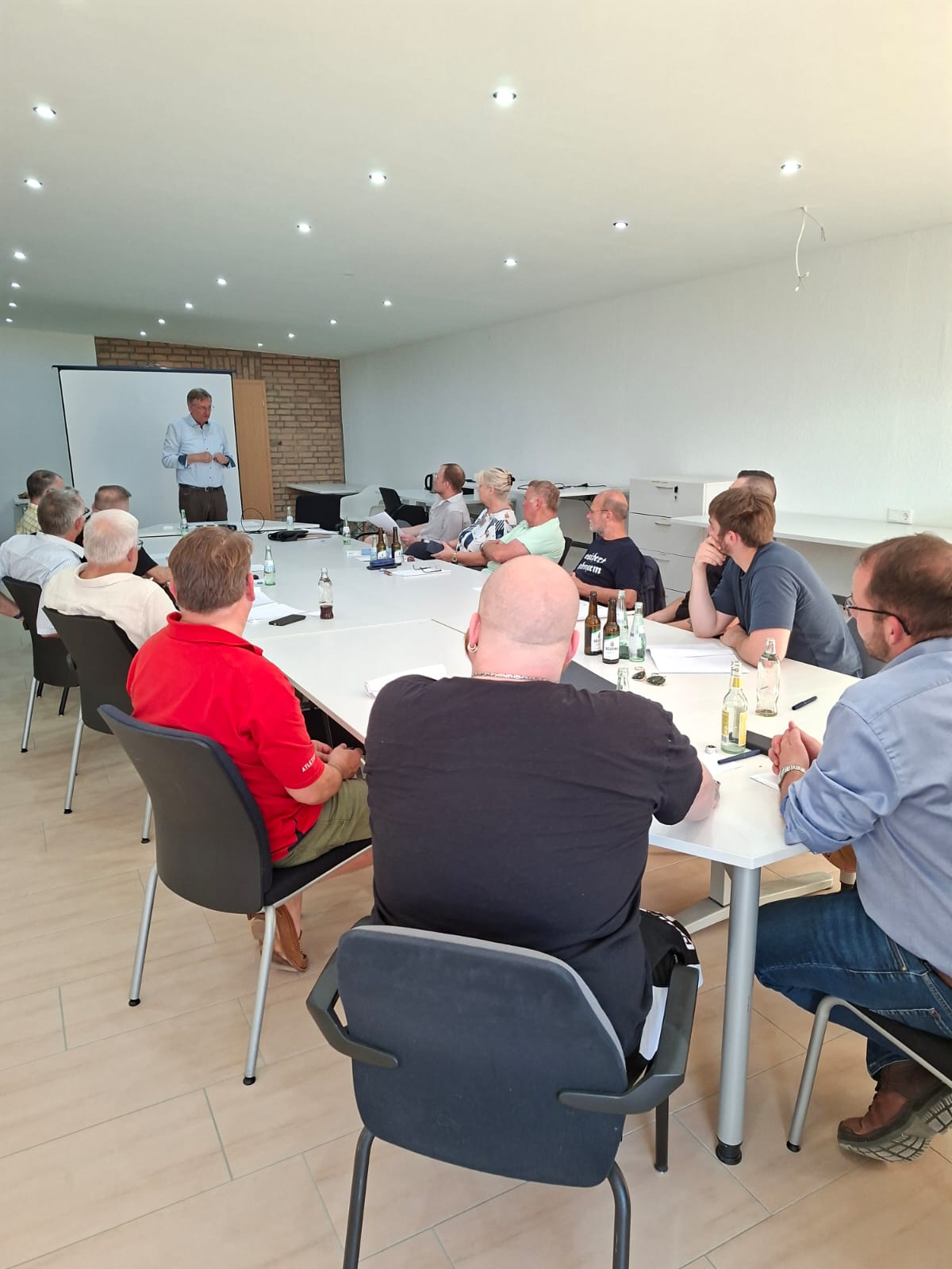 Georg Schroeter spricht vor Mitgliedern des KV Coesfeld über den Bundeshaushalt