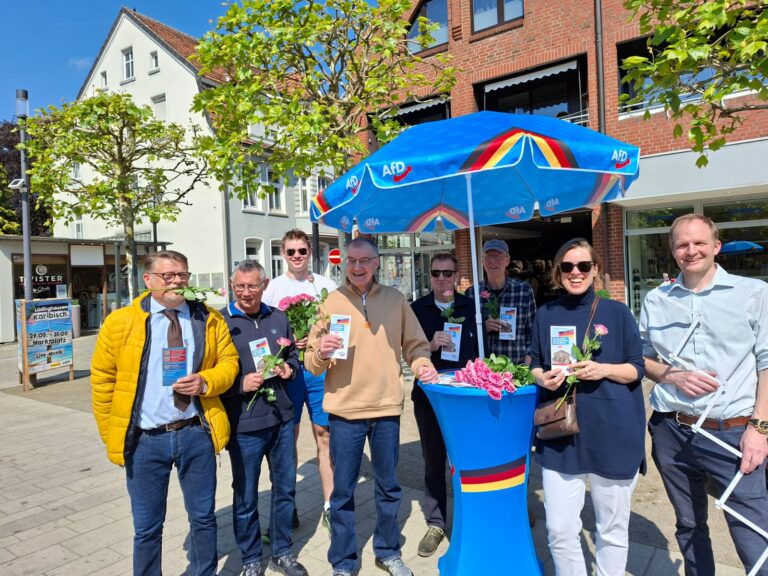 Mitglieder der AfD Coesfeld verteilen Rosen zum Muttertag auf dem Marktplatz in Lüdinghausen