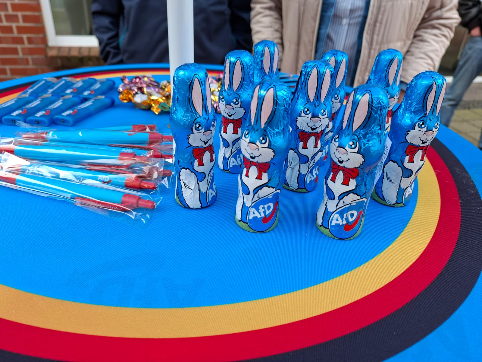 Blaue Schokoladen-Osterhasen am Infostand der AfD Coesfeld