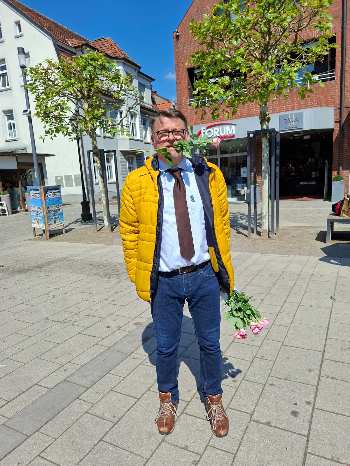 Mitglied der AfD Coesfeld mit Rosen auf dem Marktplatz in Lüdinghausen