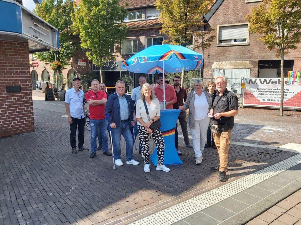 Mitglieder der AfD Coesfeld am Infostand in Dülmen
