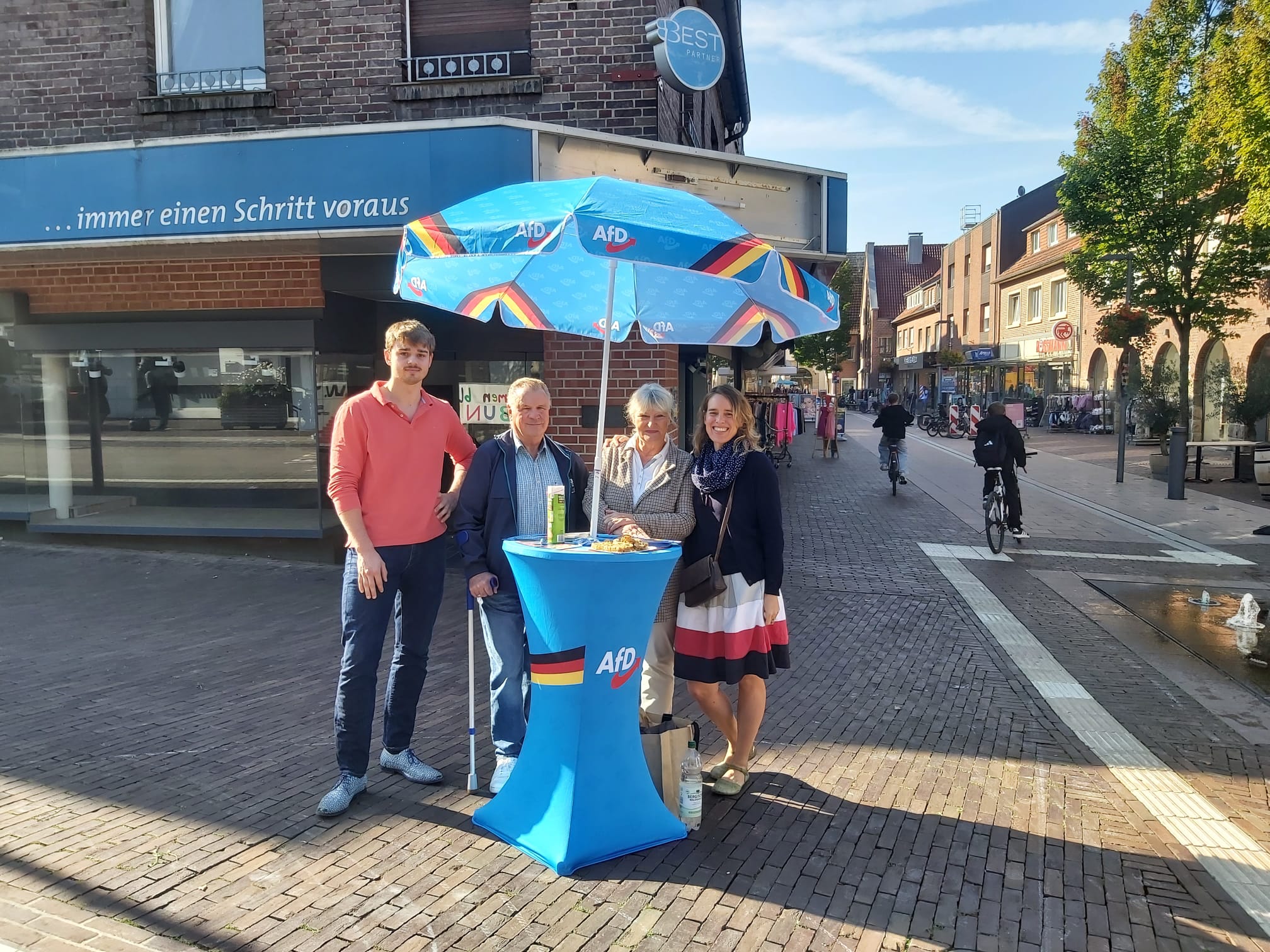 Vier Mitglieder der AfD Coesfeld am Infostand in Dülmen