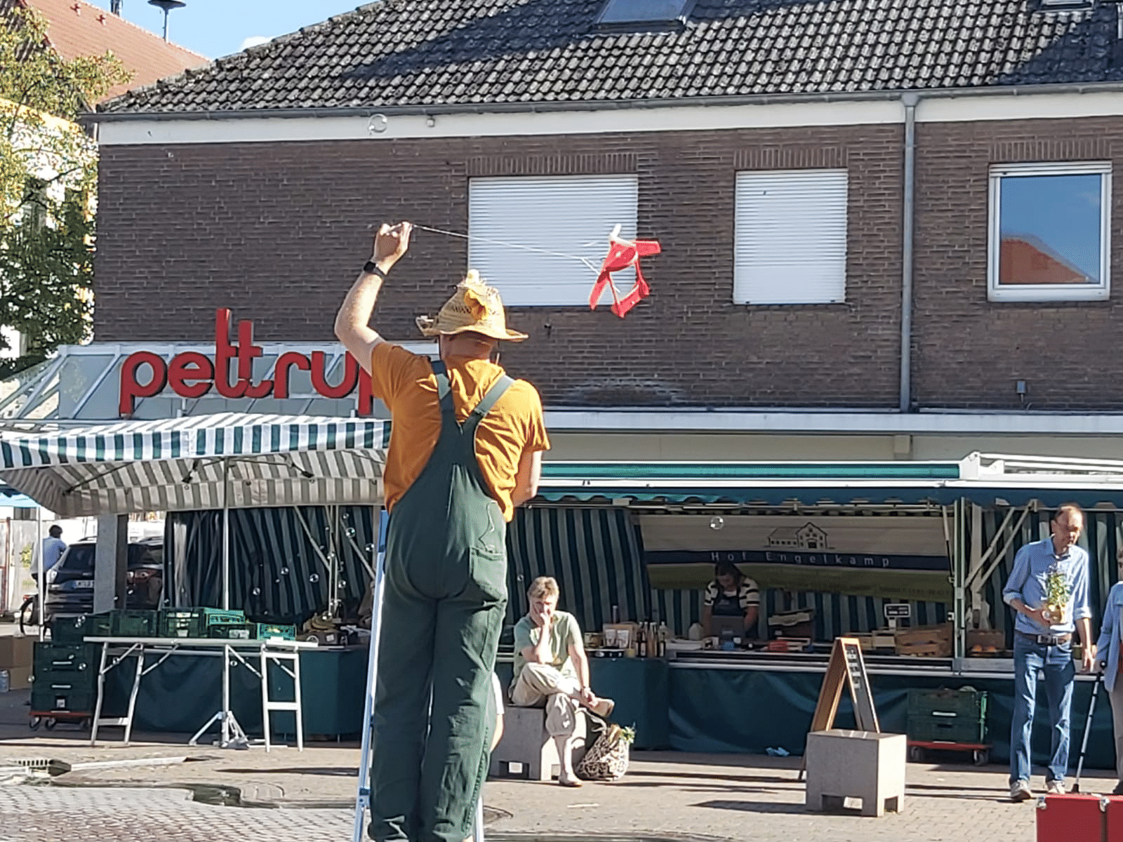 Seifenblasenkünstler mit Spielzeugflugzeug auf dem Markt in Olfen